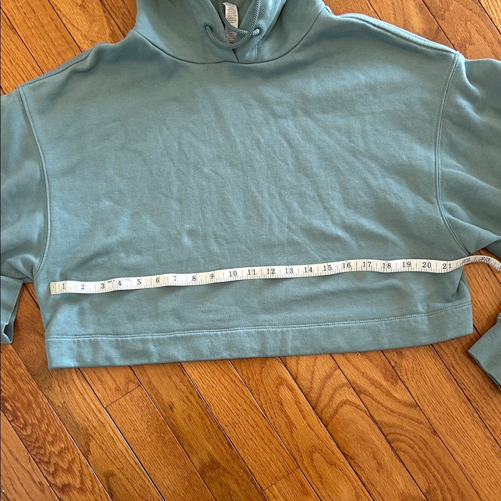ALO Yoga Bae Cropped Hoodie in Seagrass - Picture 6 of 8